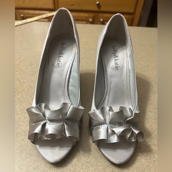 Kelly And Katie Heels Women’s Size 6 Silver Ruffle Kk Dahlia - Picture 2 of 9